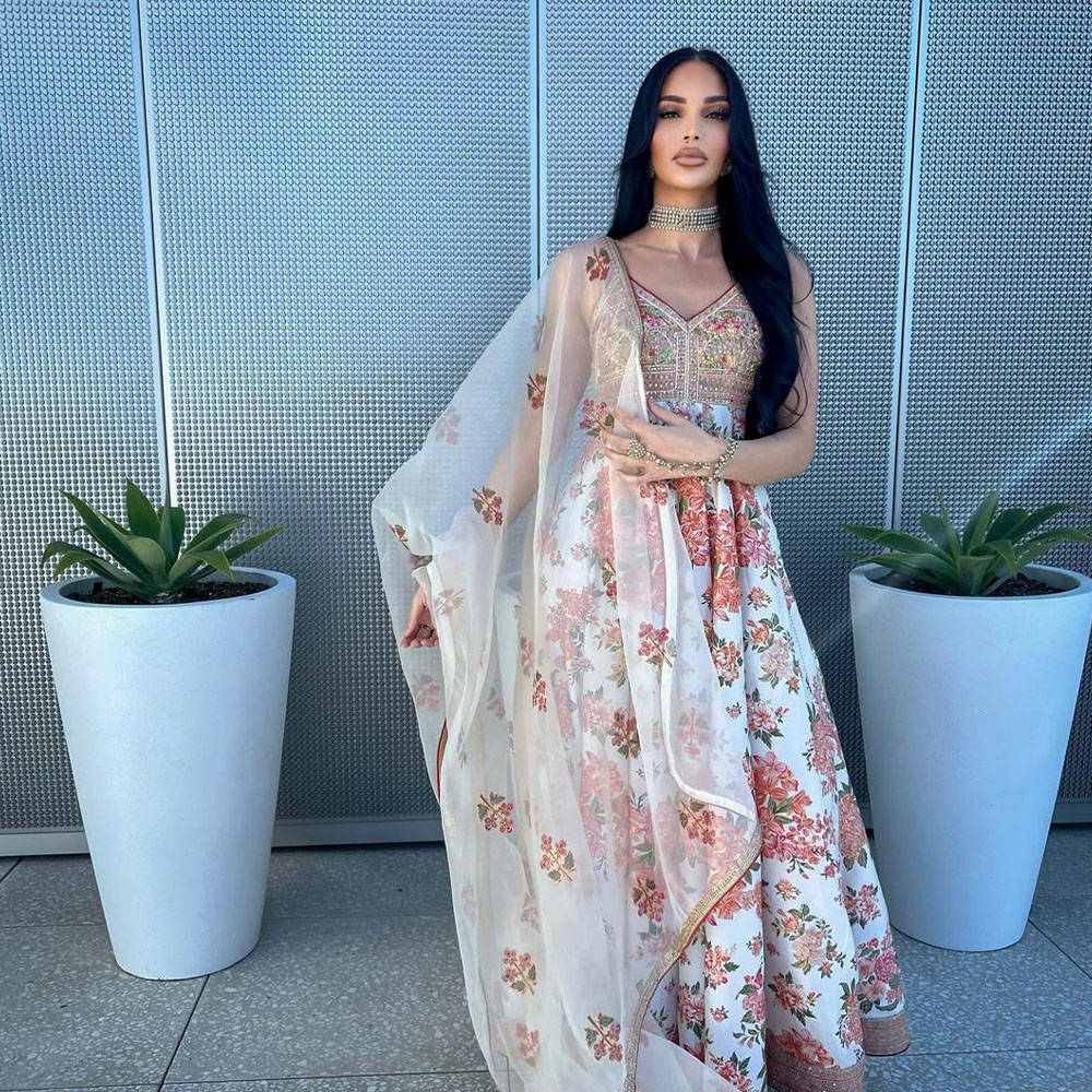 Picture of Sumairaa Siddiqui styled our Florian Kalidaar across the border and looks like an absolute dream.