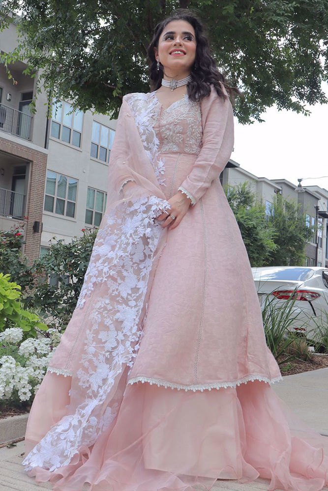 Picture of Hoor Baakza looks effortlessly elegant in this delicate Zainab Salman ensemble