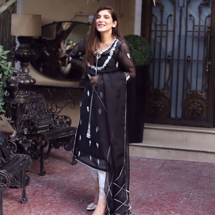 Picture of Zainab Reza redefining contemporary grace in an alluring Black Aurora kurta!