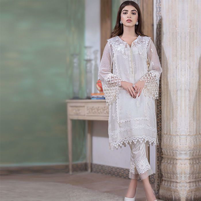 Picture of Kinza Hashmi nailing the trending look by Zainab Salman!