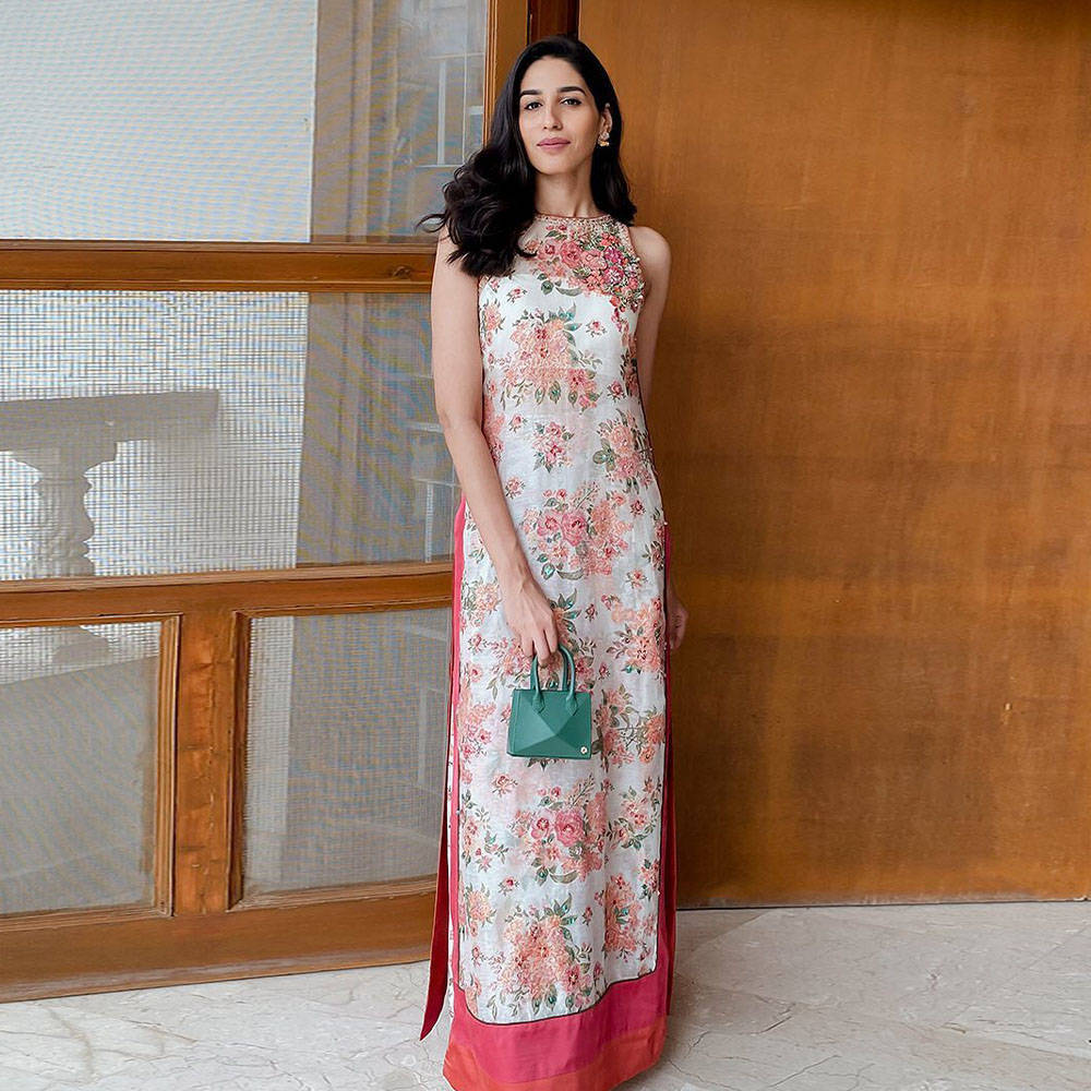 Picture of Vardah Aziz showcases her impeccable style in a sleek and chic outfit from Lily Affair.