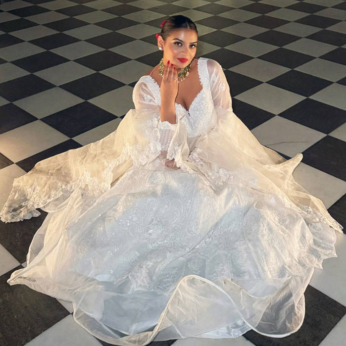 Picture of Rini Jain graces our eye catching outfit Rohma Kalidaar