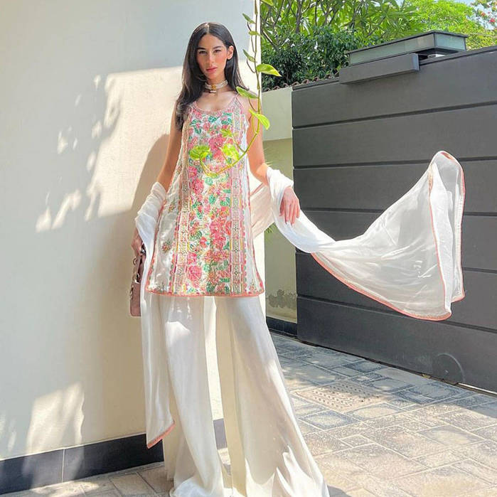 Picture of Fatima Hassan looks Stunning in our water lily