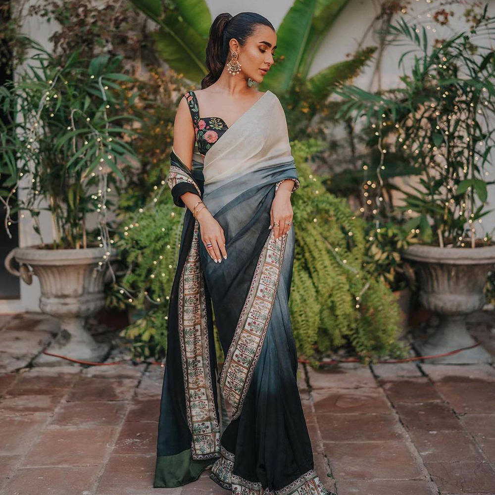 Picture of Sona Rafiq Looks Stunning In Our Ivy Saree